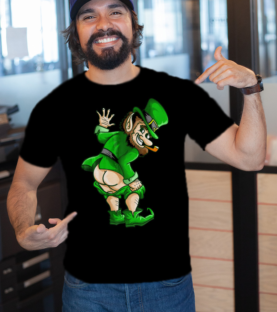 Mooning Leprechaun Mischievous Green Outfit Smoking Pipe T-Shirt
