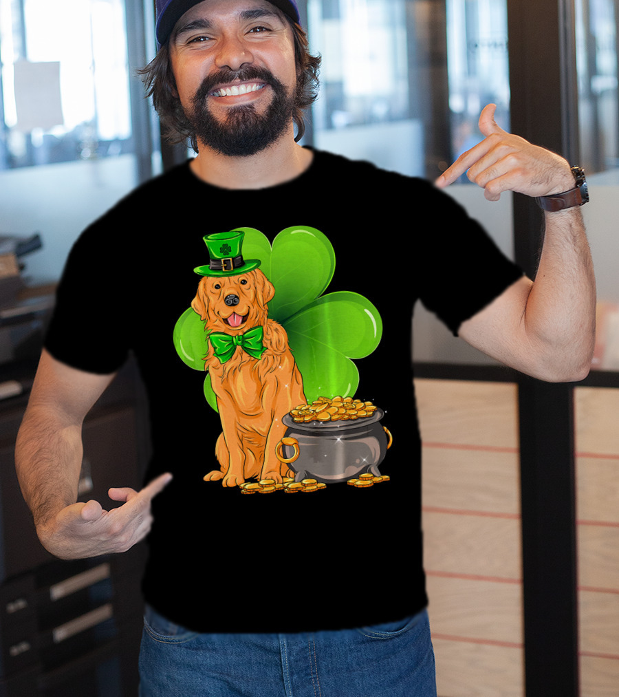 Golden Retriever St Patricks Day Leprechaun With Shamrock And Pot Of Gold T-Shirt