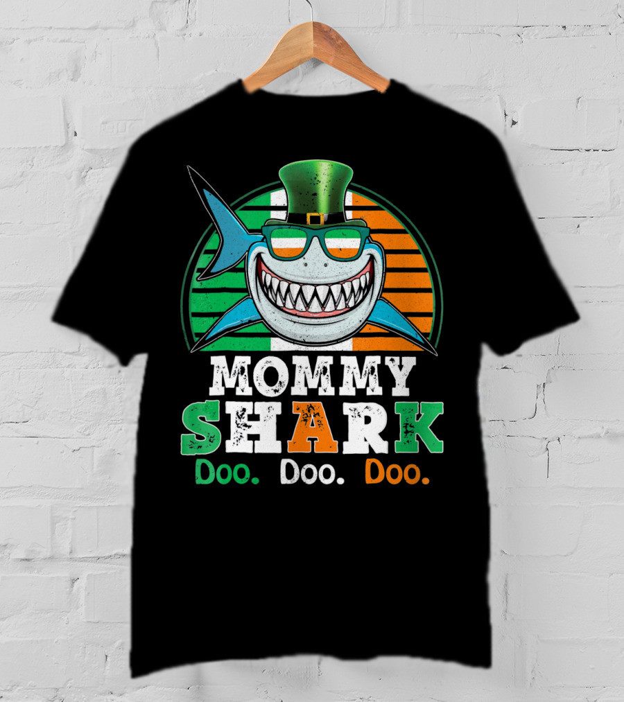 Mommy Shark Doo Doo Doo Funny St. Patrick's Day With Irish Colors And Leprechaun Hat T-Shirt
