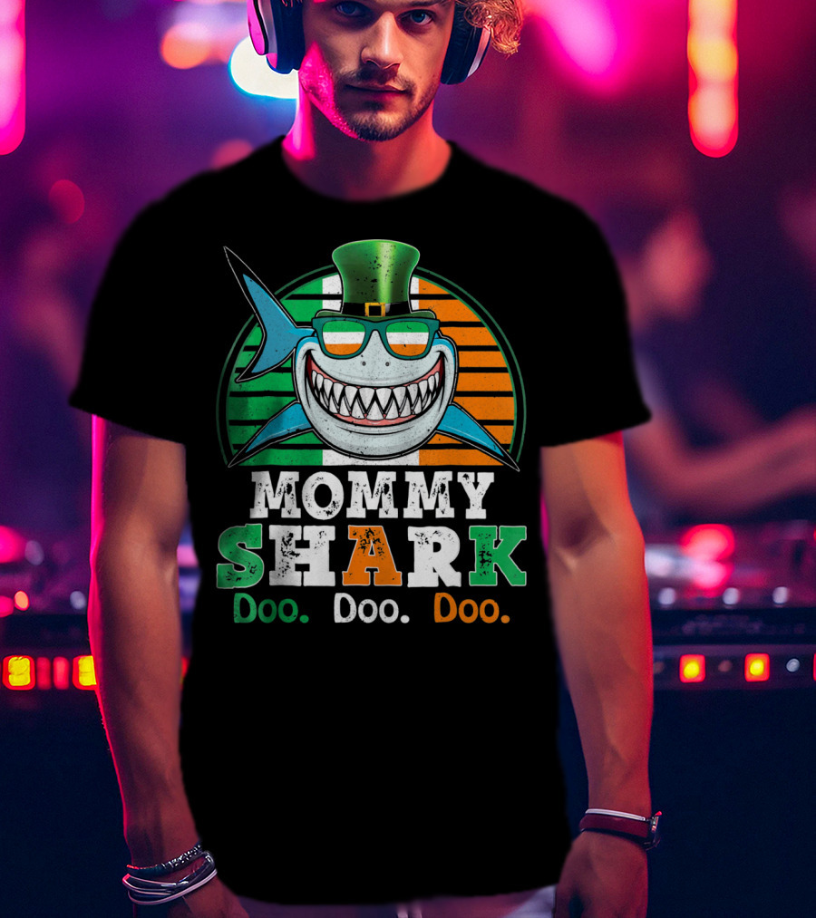 Mommy Shark Doo Doo Doo Funny St. Patrick's Day With Irish Colors And Leprechaun Hat T-Shirt