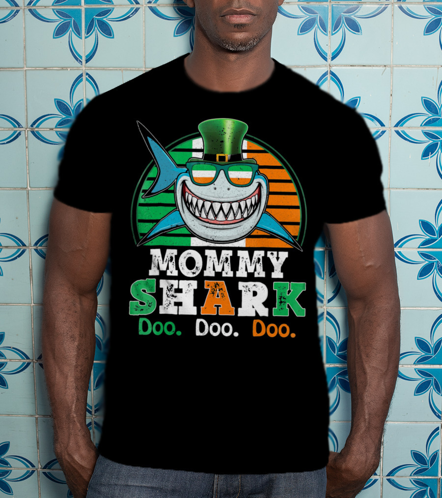 Mommy Shark Doo Doo Doo Funny St. Patrick's Day With Irish Colors And Leprechaun Hat T-Shirt