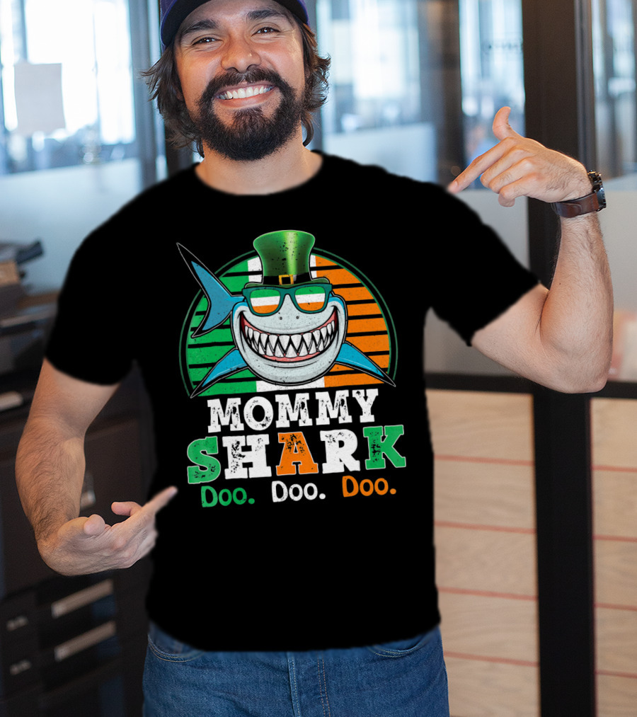 Mommy Shark Doo Doo Doo Funny St. Patrick's Day With Irish Colors And Leprechaun Hat T-Shirt