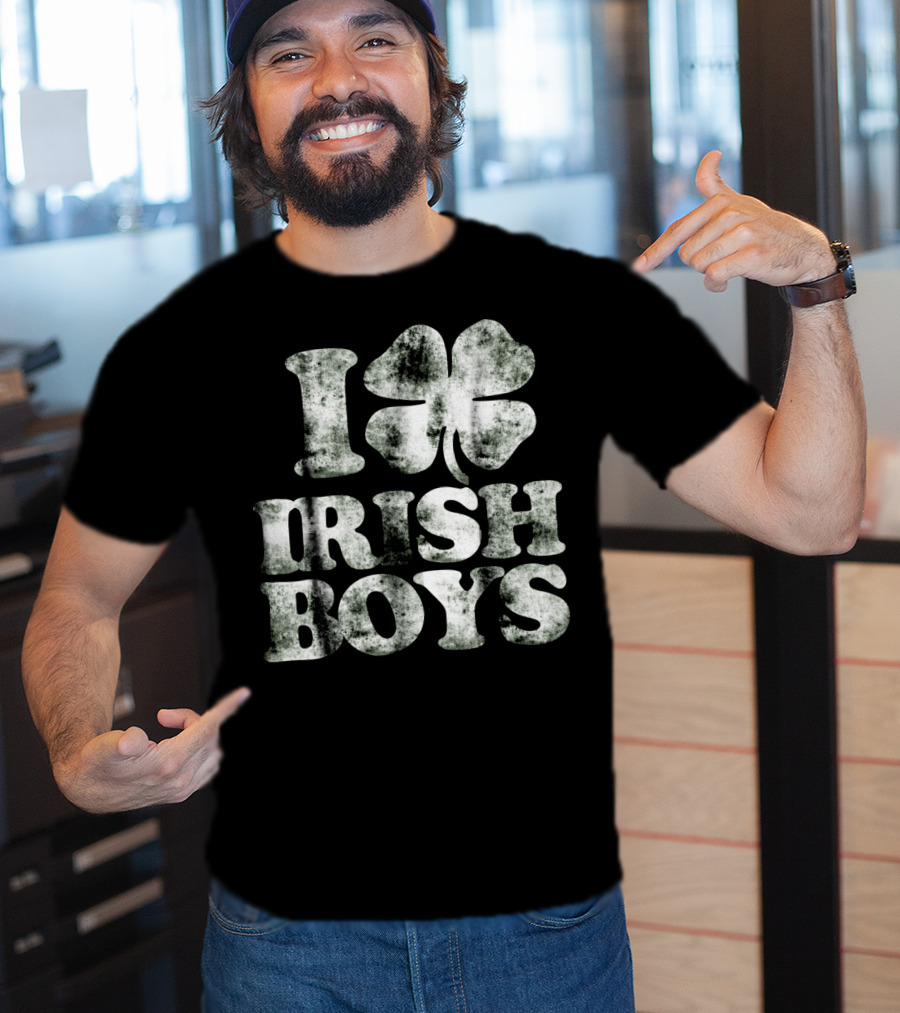 I Love Irish Boys Vintage Shamrock Irish Boys Shamrock T-Shirt