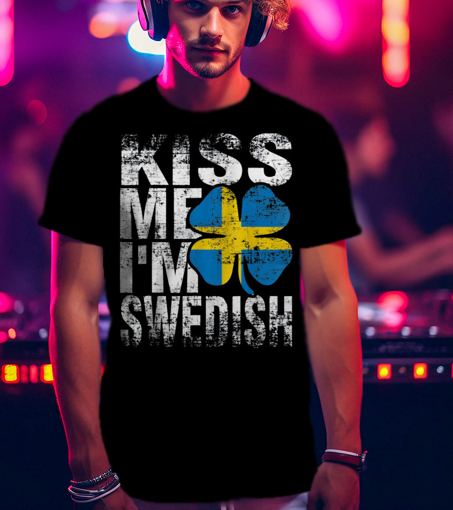 Kiss Me I'm Swedish St Patricks Day Shamrock Swedish Flag Motif T-Shirt