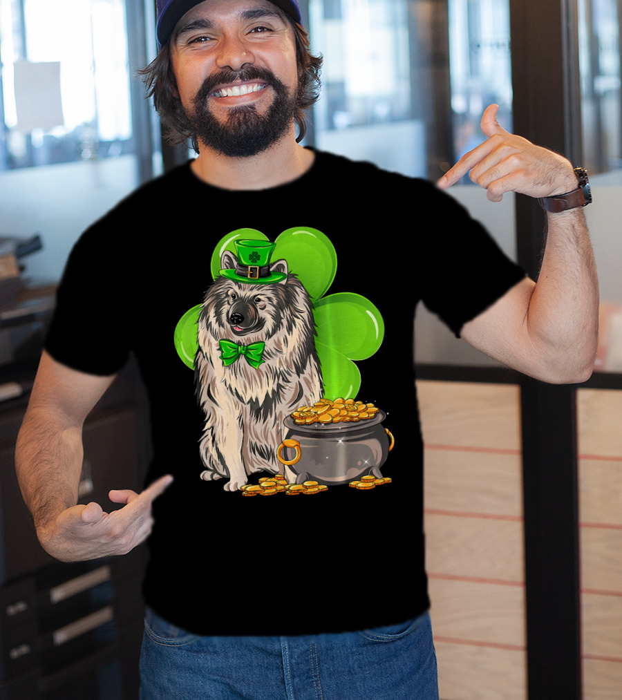 Keeshond St Patricks Day Leprechaun Dog Clover Pot Of Gold T-Shirt