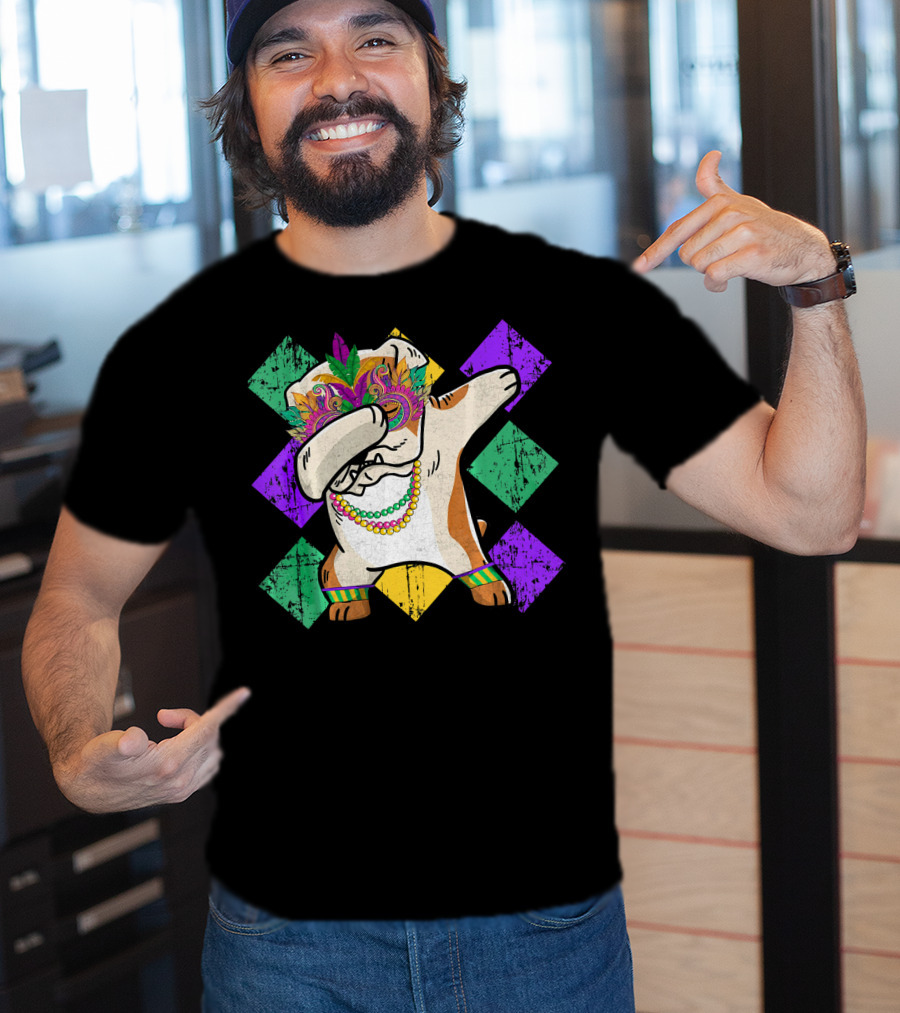 Funny BullDog Dabbing With Mardi Gras Mask And Beads On Colorful Diamond Background T-Shirt