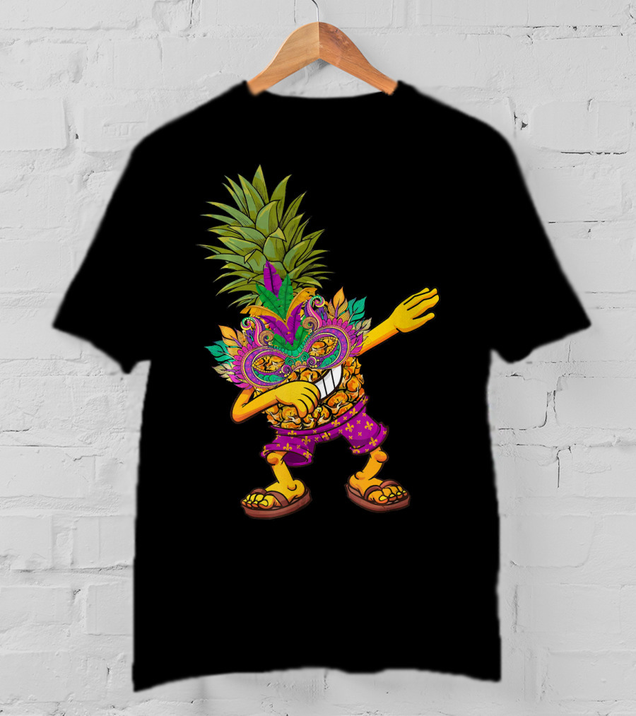 Funny Pineapple Wearing Mardi Gras Mask Dabbing Pose T-Shirt