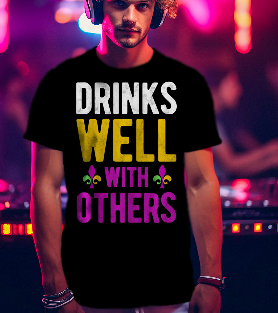 Drinks Well With Others Mardi Gras Fleur-de-Lis Symbols T-Shirt