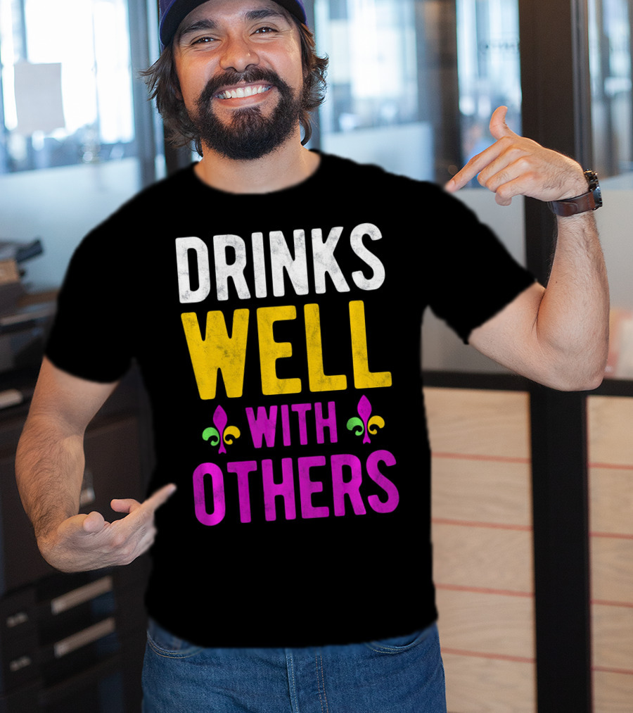 Drinks Well With Others Mardi Gras Fleur-de-Lis Symbols T-Shirt