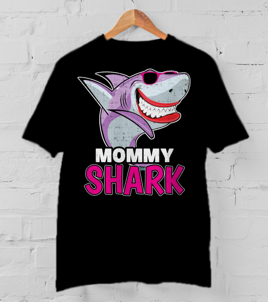Mommy Shark Dabbing Stylish Sunglasses Fun T-Shirt