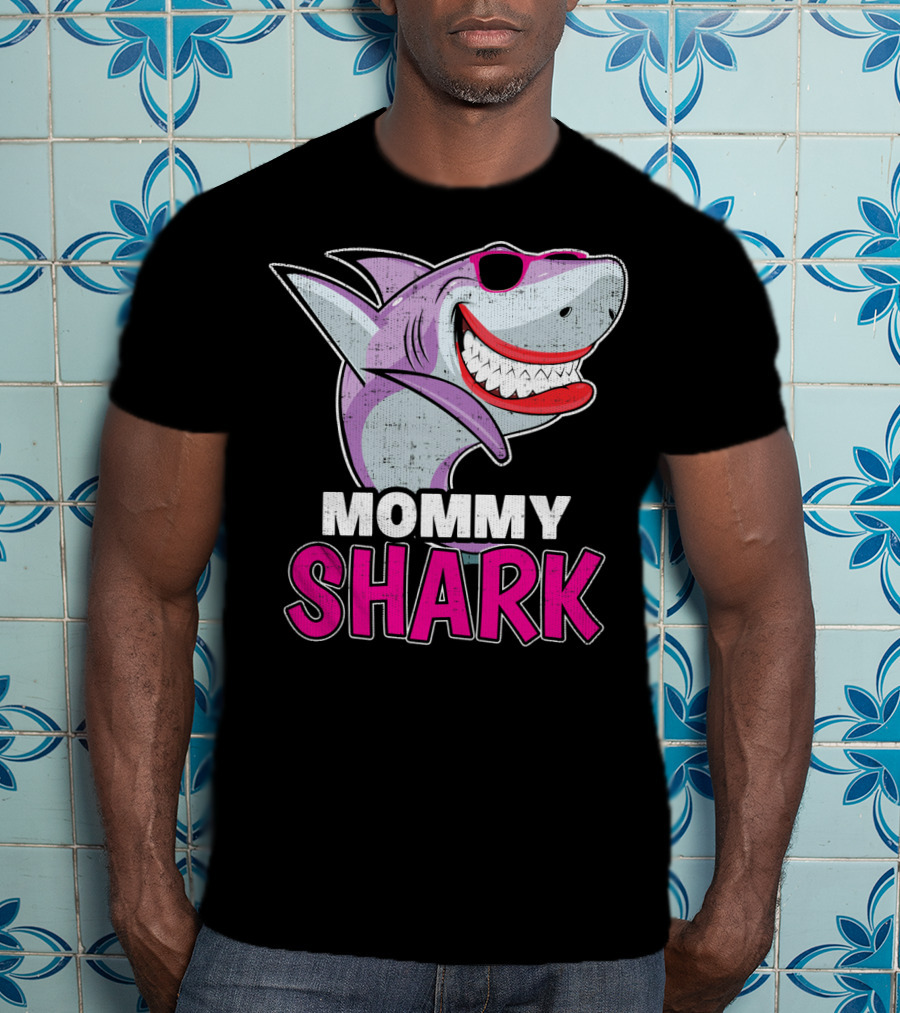 Mommy Shark Dabbing Stylish Sunglasses Fun T-Shirt