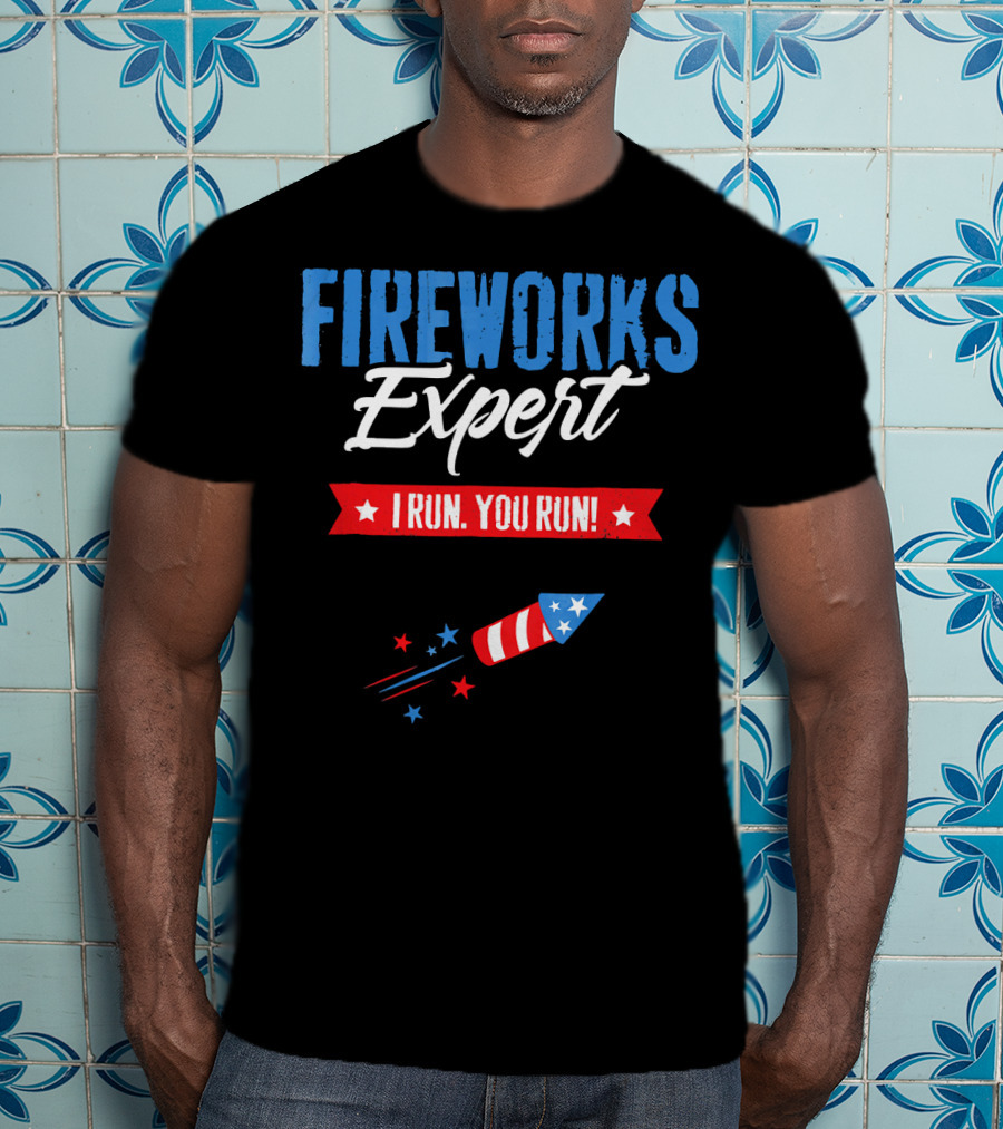 FIREWORKS EXPERT I RUN YOU RUN Rocket Stars Stripes Patriotic Humor T-Shirt