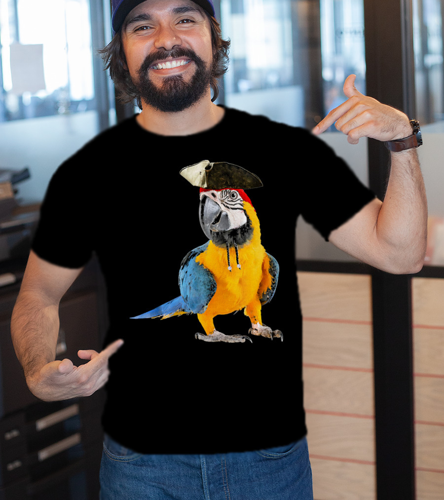 Parrot Of The Caribbean Bird Pirate Hall Macaw With Tricorn Hat T-Shirt