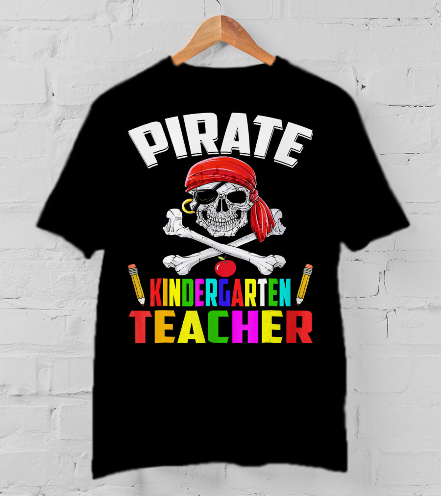 PIRATE KINDERGARTEN TEACHER Skull Crossbones Pencils Apple T-Shirt