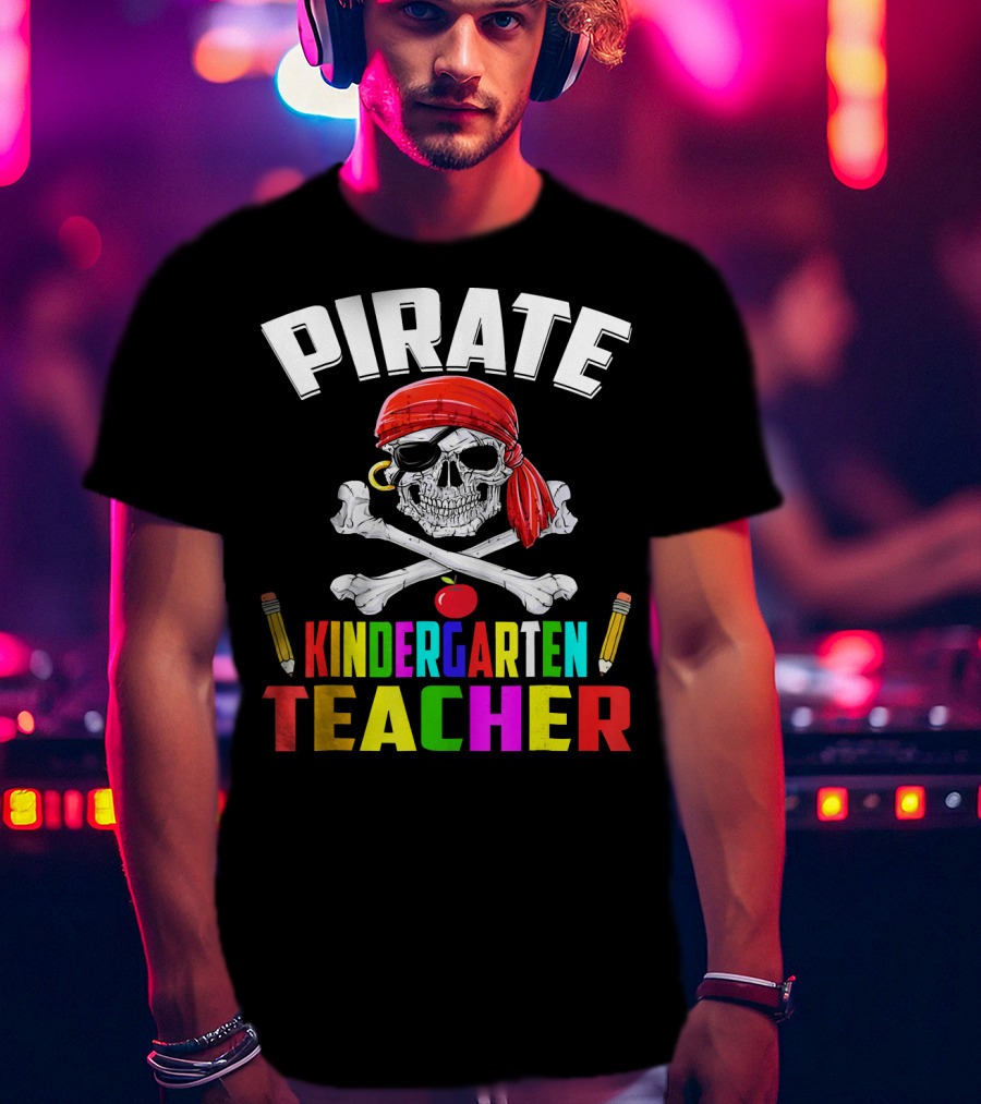 PIRATE KINDERGARTEN TEACHER Skull Crossbones Pencils Apple T-Shirt