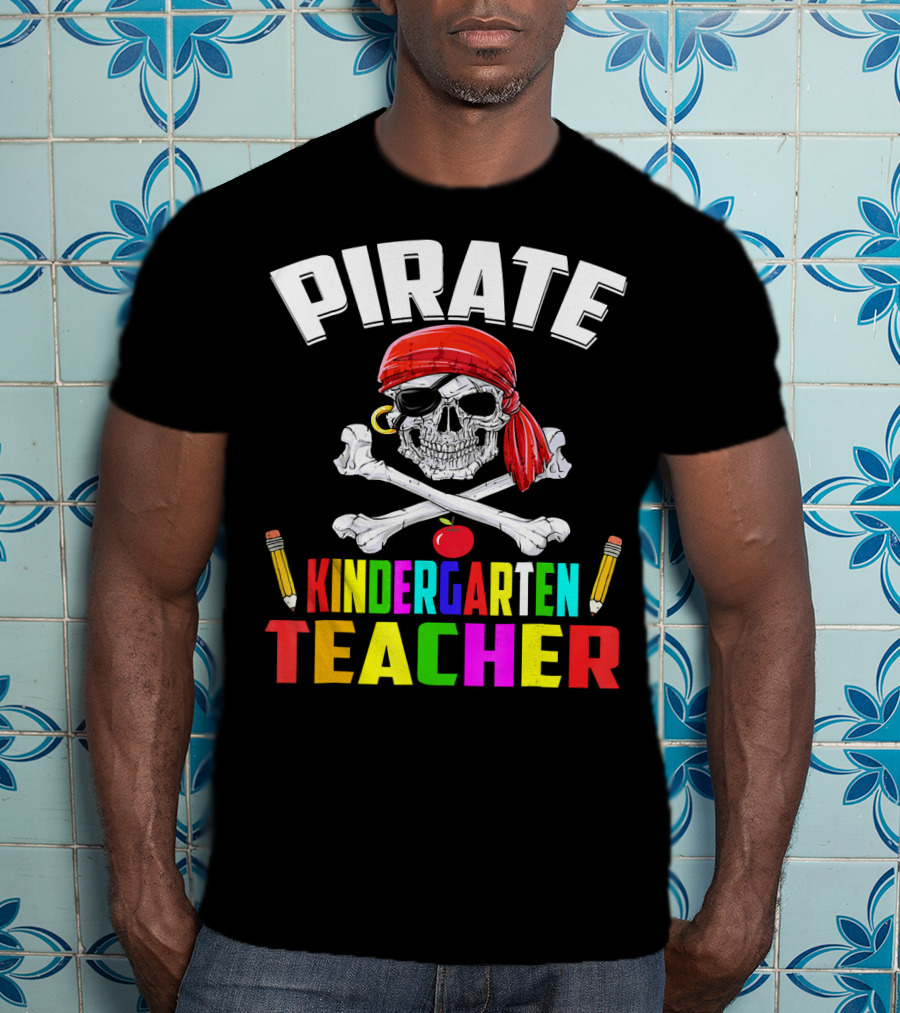 PIRATE KINDERGARTEN TEACHER Skull Crossbones Pencils Apple T-Shirt