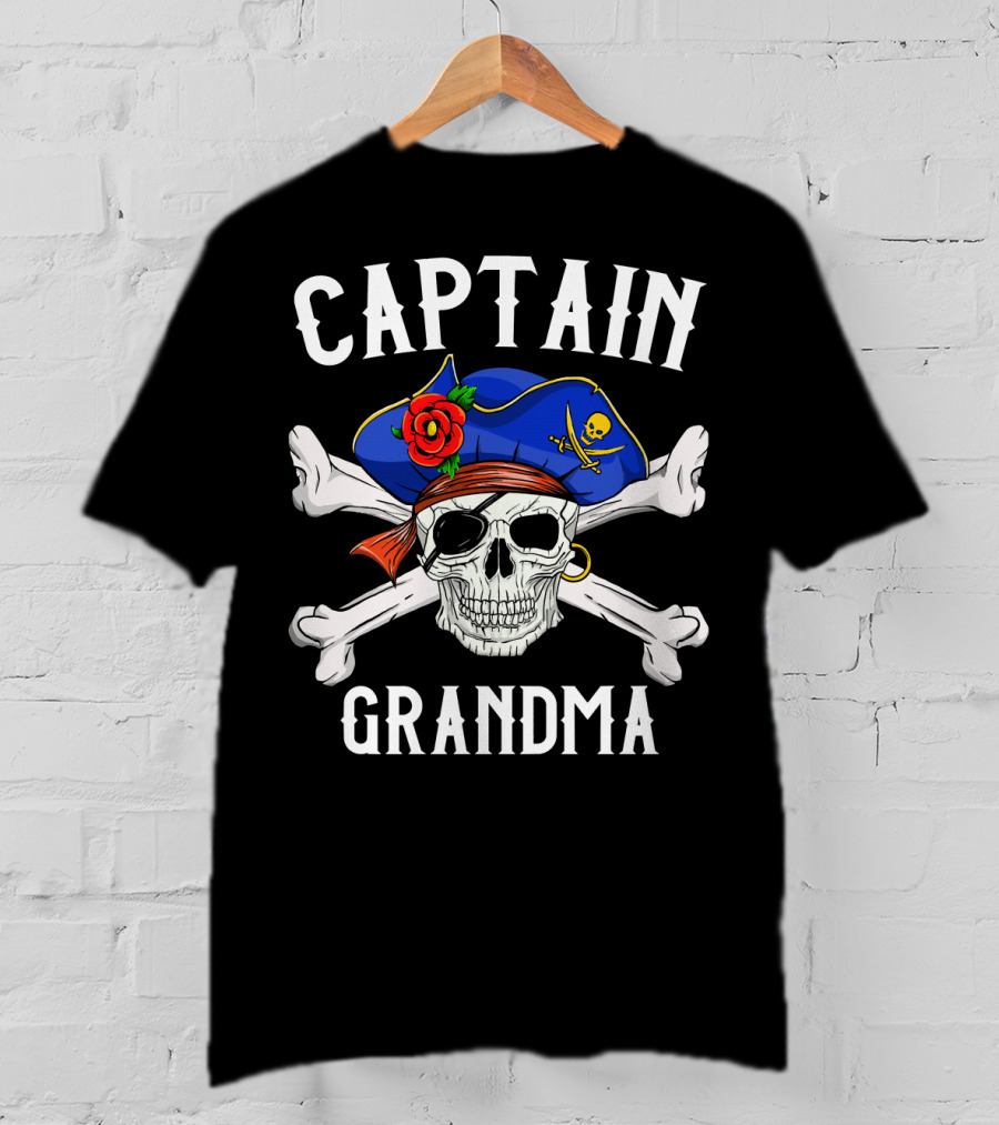 Captain Grandma Funny Pirate Skull Crossbones T-Shirt