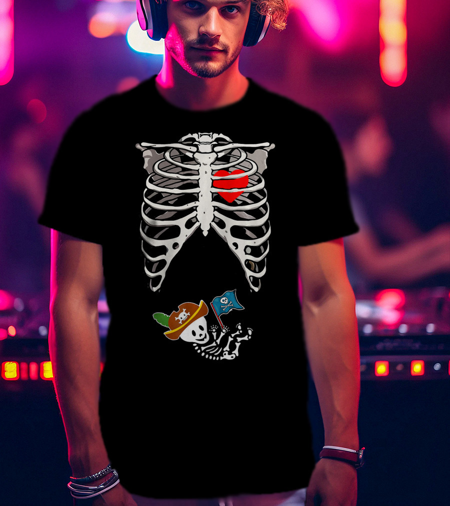 Halloween Pregnancy Pirate Skeleton Dad Heart With Baby Skeleton Pirate Hat And Flag T-Shirt