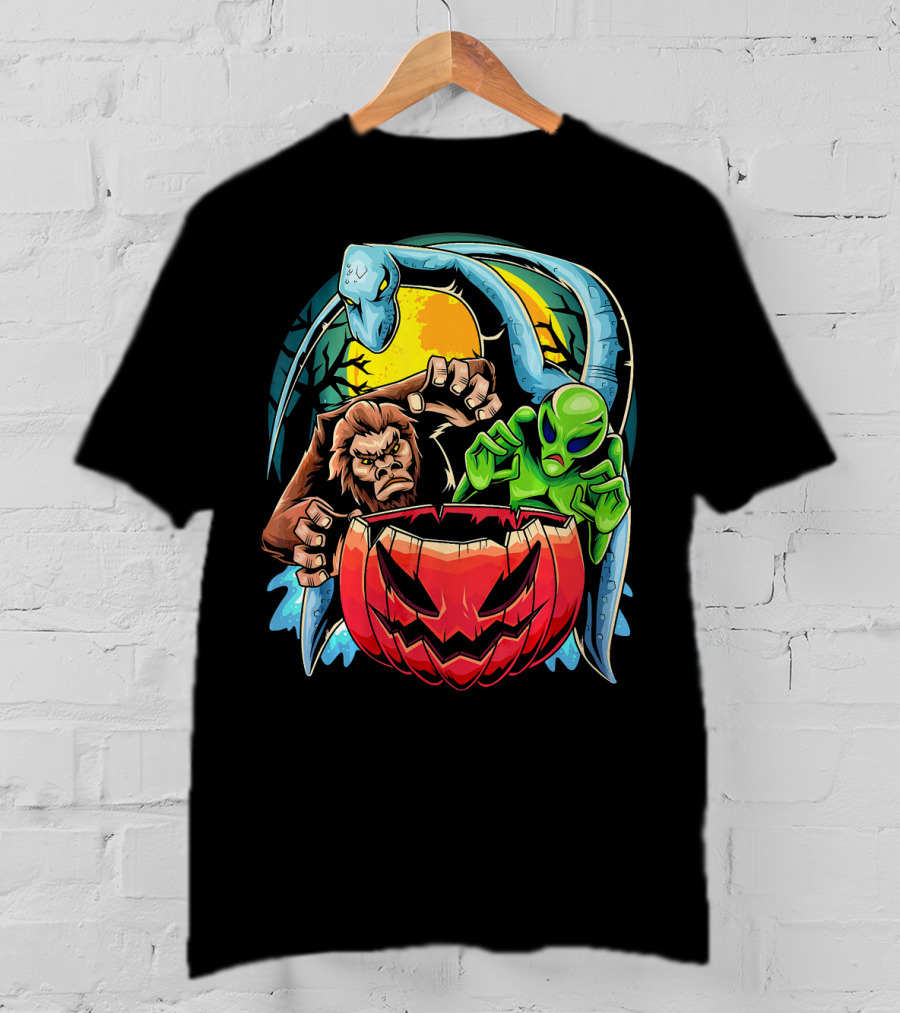 Bigfoot The Loch Ness Monster Alien With Pumpkin Halloween Scene T-Shirt
