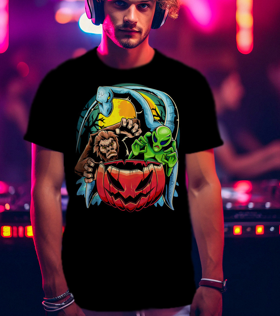 Bigfoot The Loch Ness Monster Alien With Pumpkin Halloween Scene T-Shirt