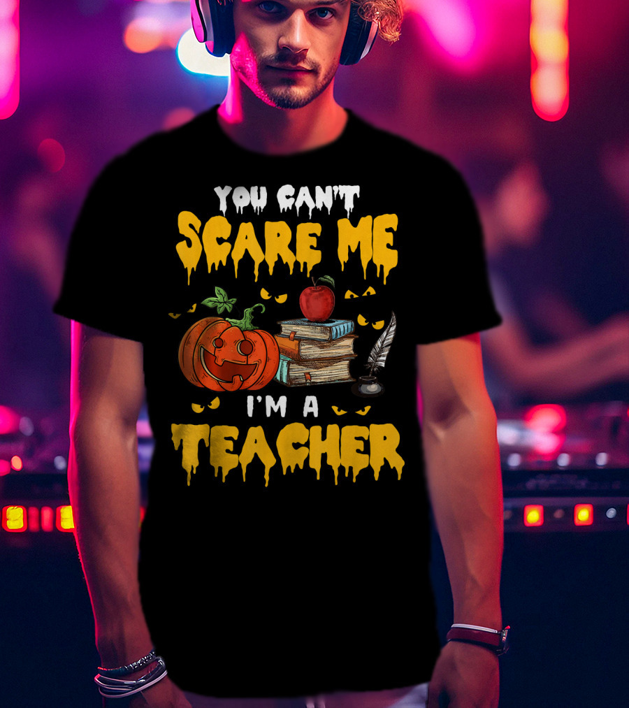 You Can't Scare Me I'm A Teacher Halloween Pumpkin Books Apple Feather T-Shirt