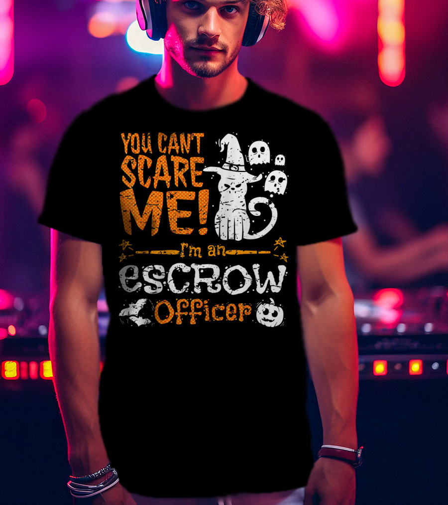 You Can't Scare Me I'm An Escrow Officer Halloween Cat Ghosts Pumpkin T-Shirt