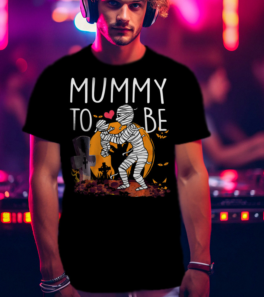 Mummy To Be Halloween Mummy Scene With Graveyard And Heart T-Shirt