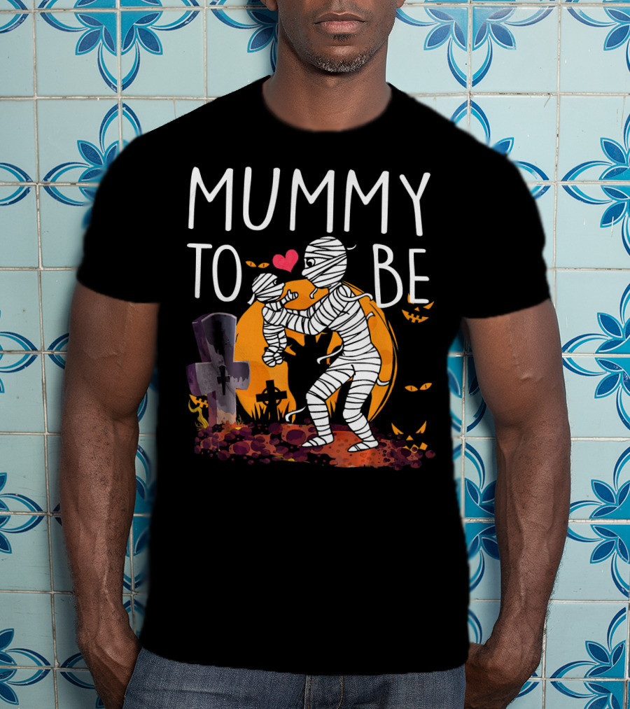 Mummy To Be Halloween Mummy Scene With Graveyard And Heart T-Shirt