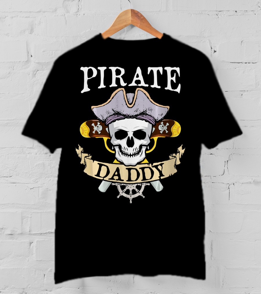 PIRATE DADDY Skull With Pirate Hat And Crossed Pistols Halloween T-Shirt