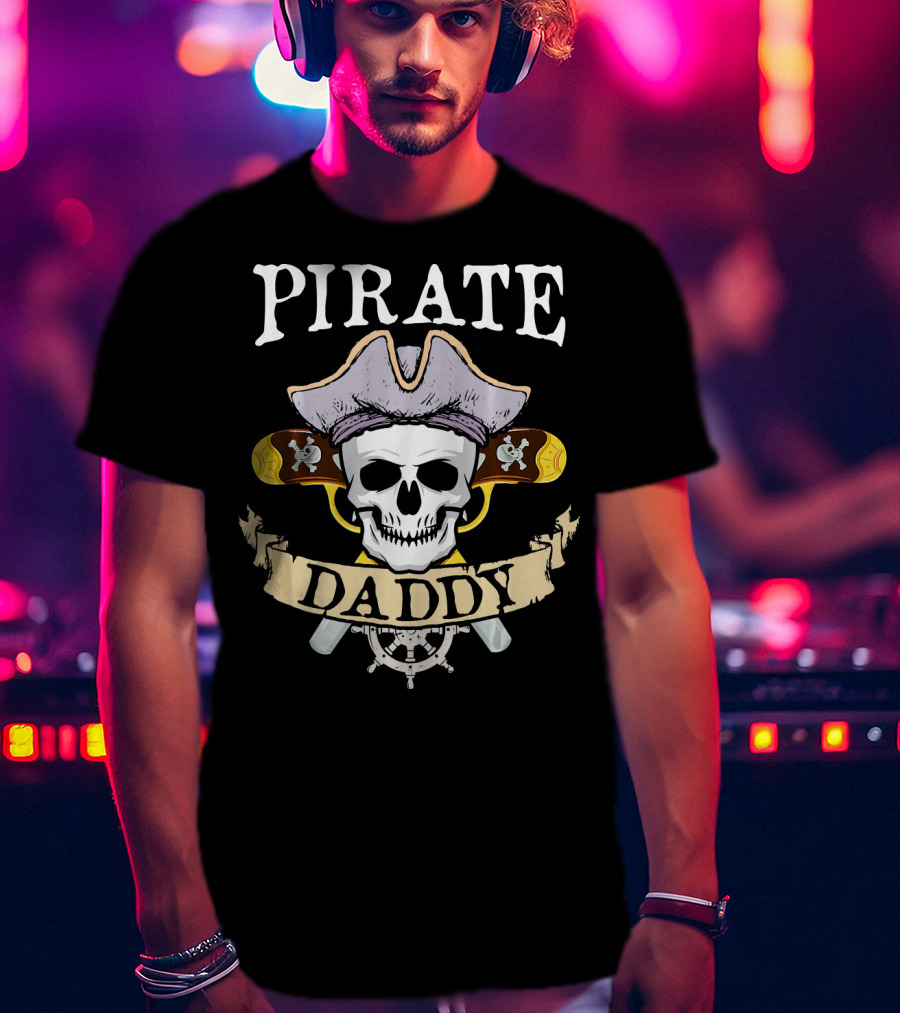 PIRATE DADDY Skull With Pirate Hat And Crossed Pistols Halloween T-Shirt
