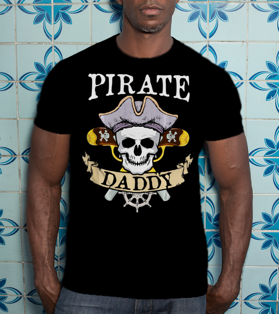 PIRATE DADDY Skull With Pirate Hat And Crossed Pistols Halloween T-Shirt