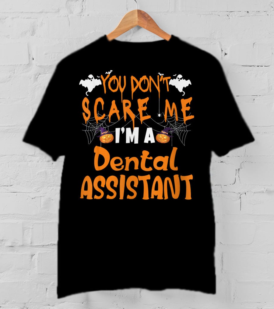 You Don't Scare Me I'm A Dental Assistant Halloween Bats And Pumpkins T-Shirt