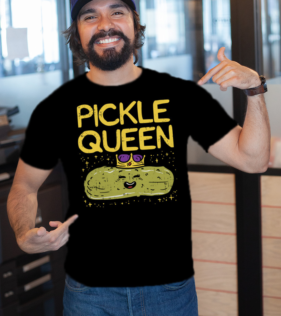 PICKLE QUEEN Funny Cartoon Pickle Wearing Crown And Sunglasses T-Shirt