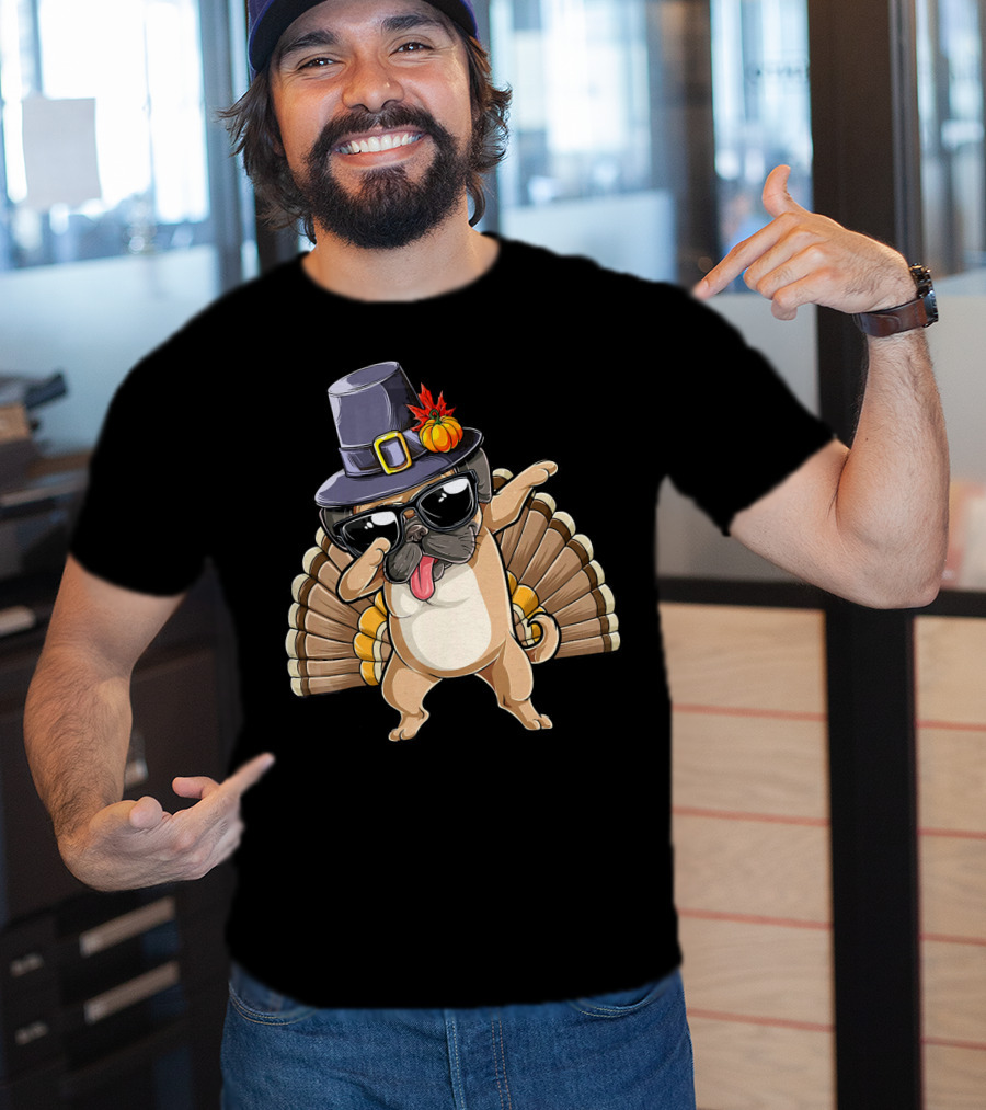 Thanksgiving Pug Dabbing With Pilgrim Hat And Turkey Feathers T-Shirt