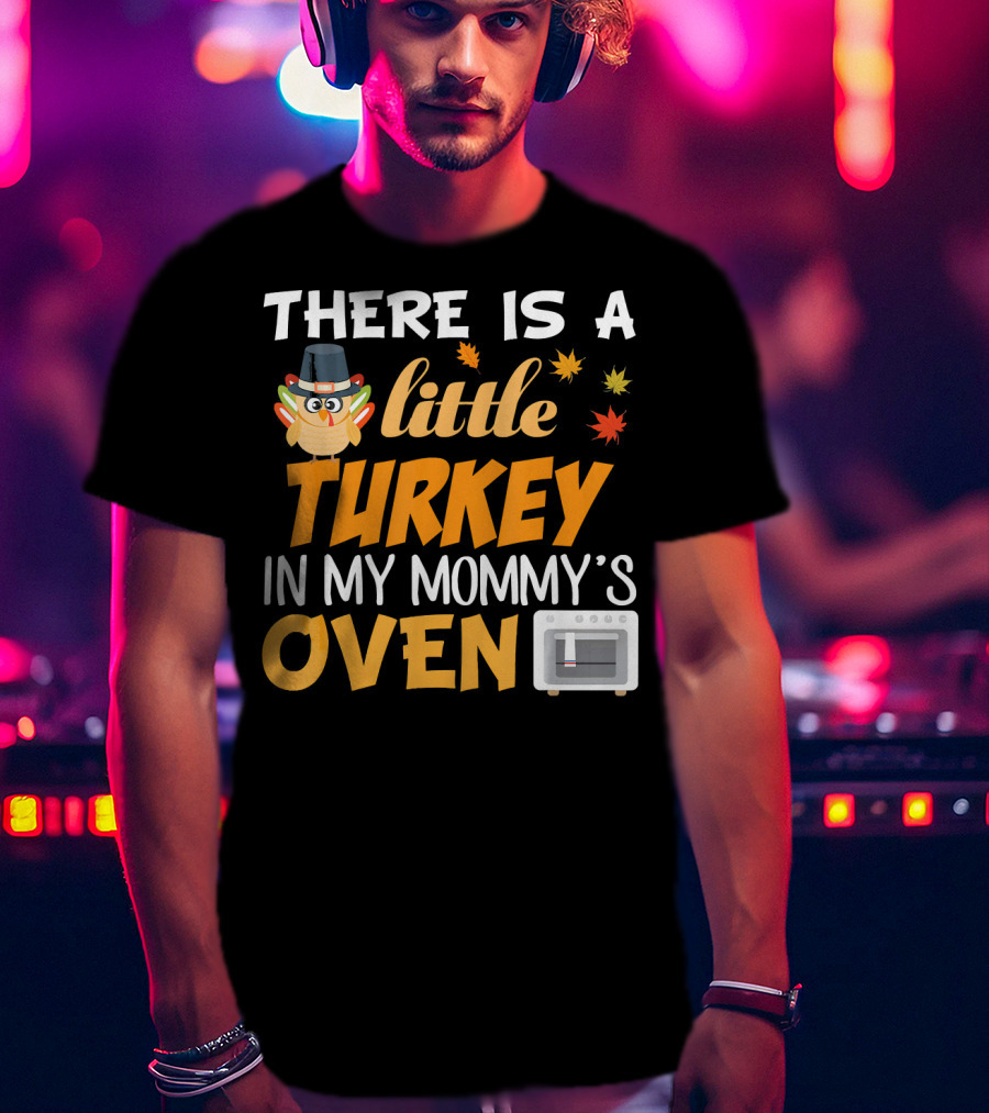 There Is A Little Turkey In My Mommy's Oven Thanksgiving Pregnancy Announcement T-Shirt