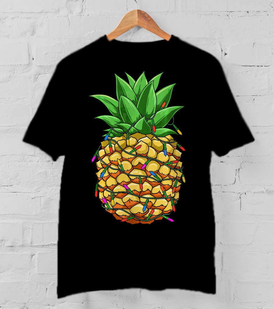 Pineapple Wrapped With Christmas String Lights Mele Hawaiian Holiday Fun T-Shirt