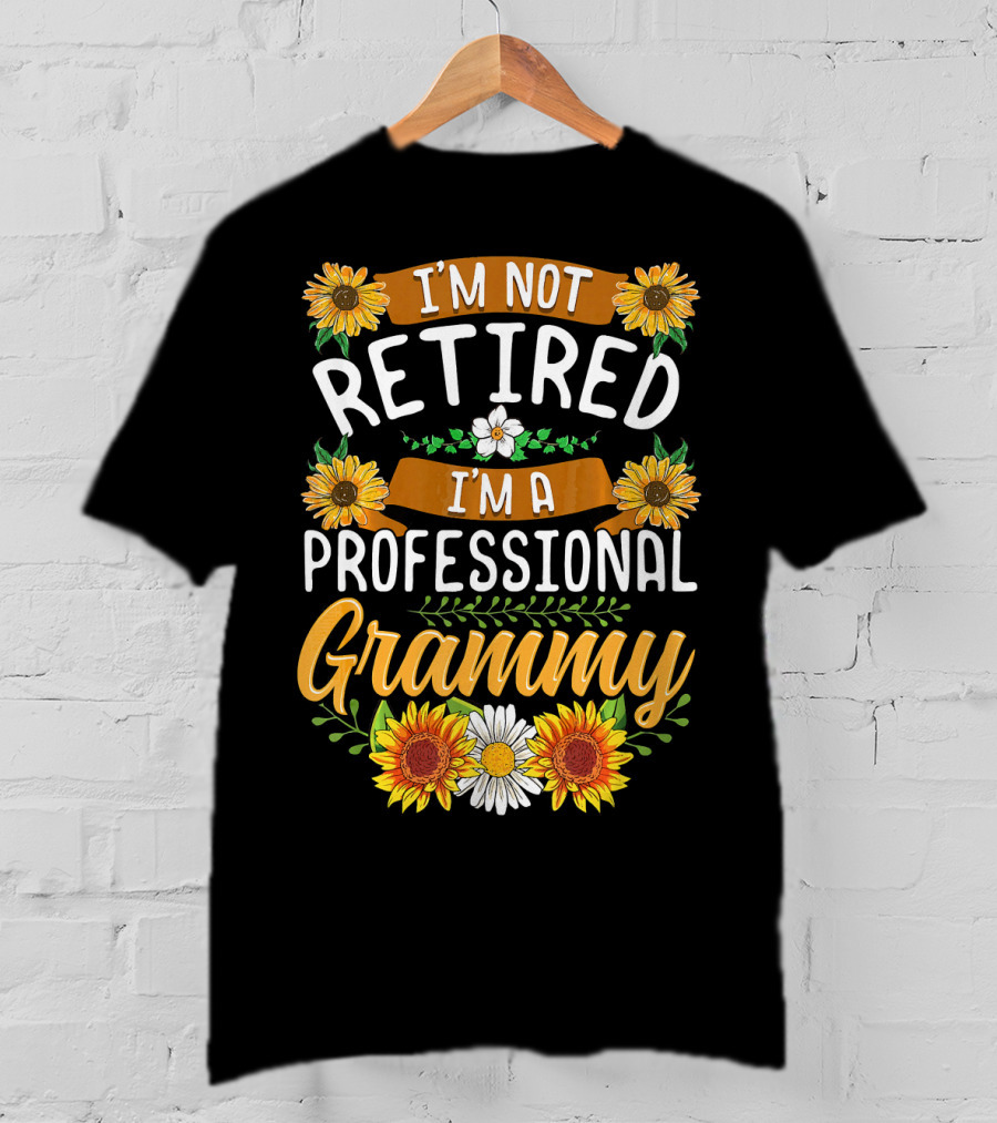 I'm Not Retired I'm A Professional Grammy Sunflowers And Daisies T-Shirt