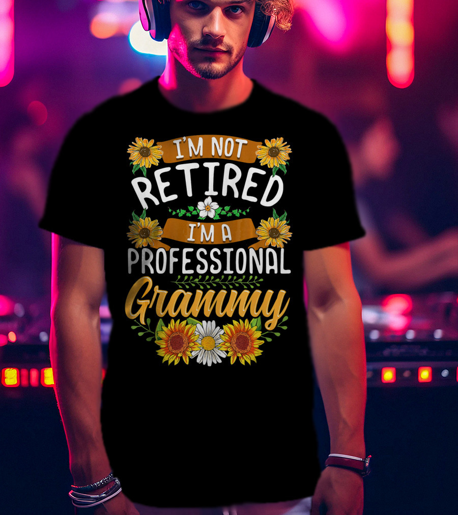I'm Not Retired I'm A Professional Grammy Sunflowers And Daisies T-Shirt