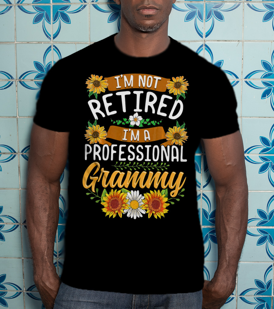 I'm Not Retired I'm A Professional Grammy Sunflowers And Daisies T-Shirt