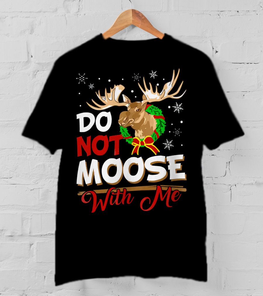 Do Not Moose With Me Funny Christmas Moose Wreath Snowflakes T-Shirt