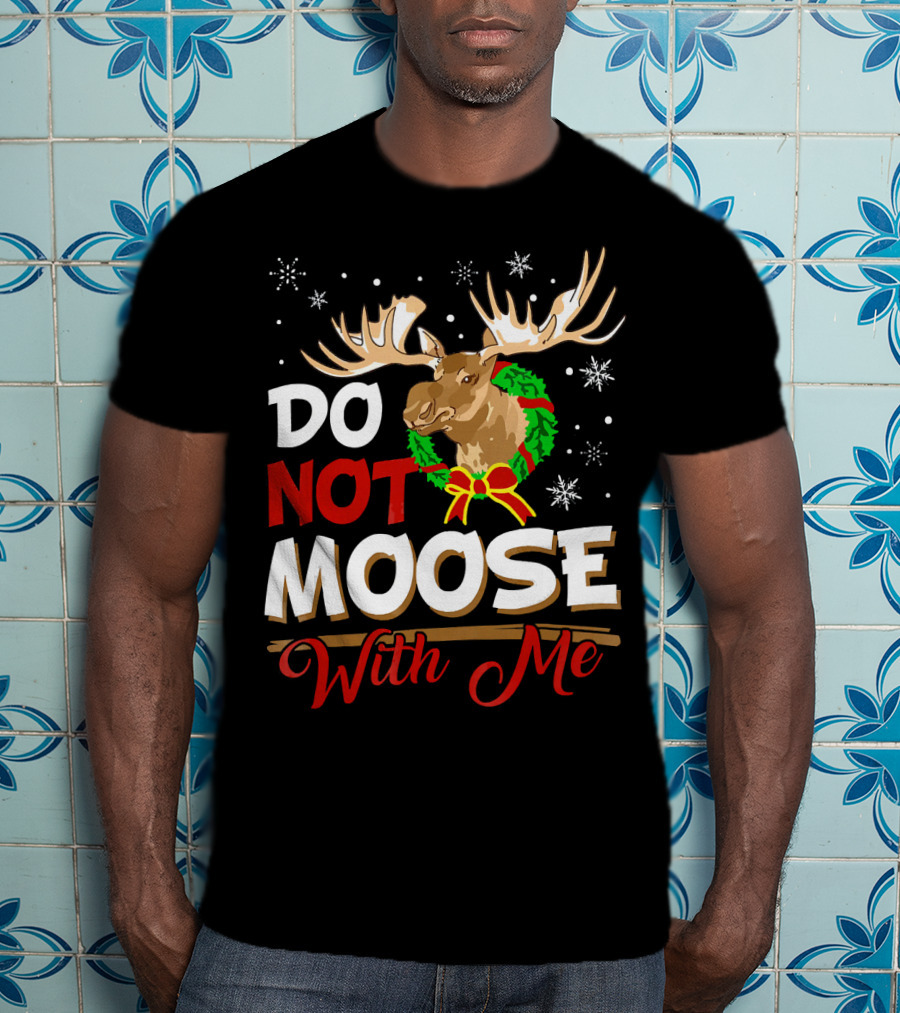 Do Not Moose With Me Funny Christmas Moose Wreath Snowflakes T-Shirt