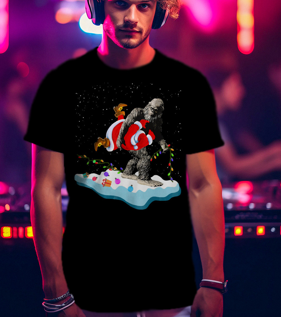 Bigfoot Abducts Santa On Christmas Eve T-Shirt