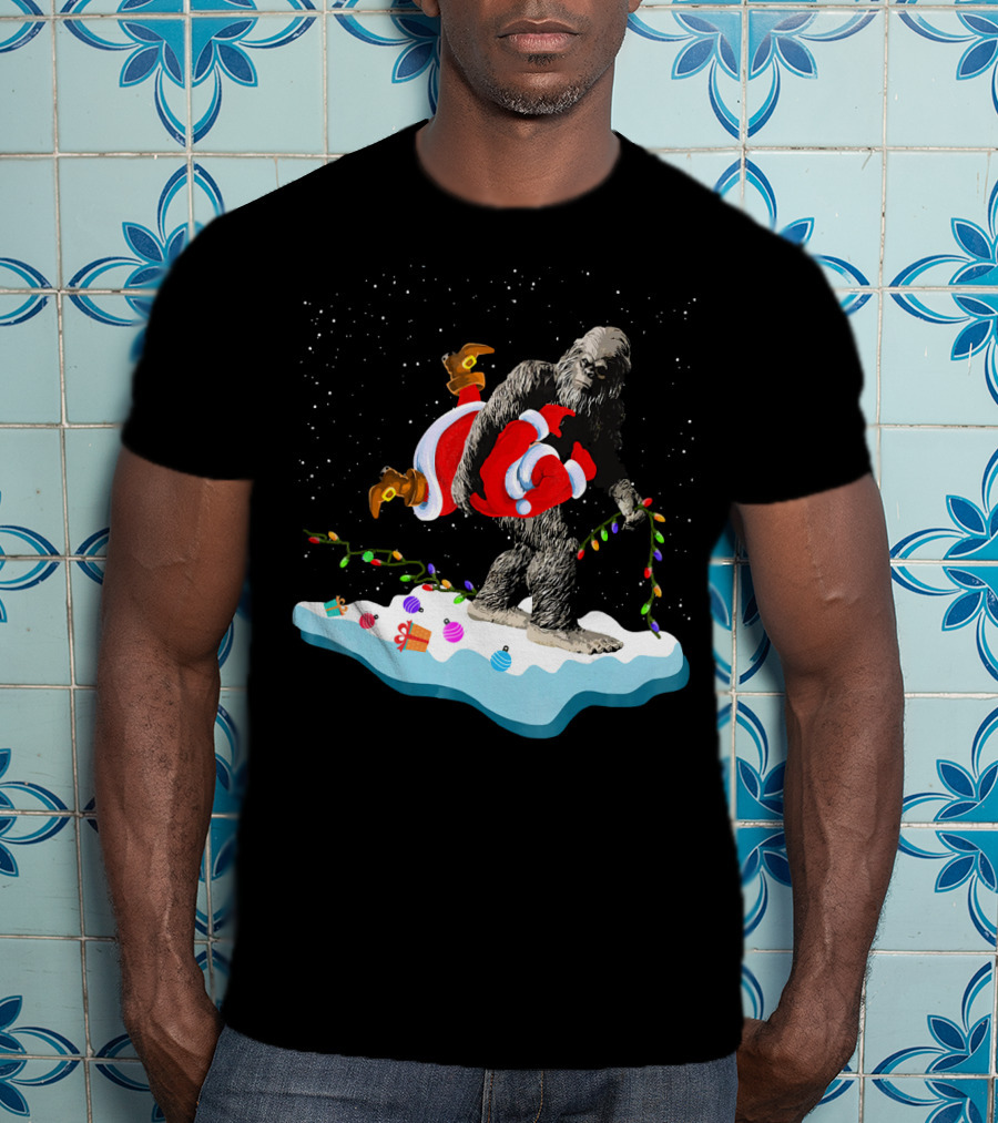 Bigfoot Abducts Santa On Christmas Eve T-Shirt
