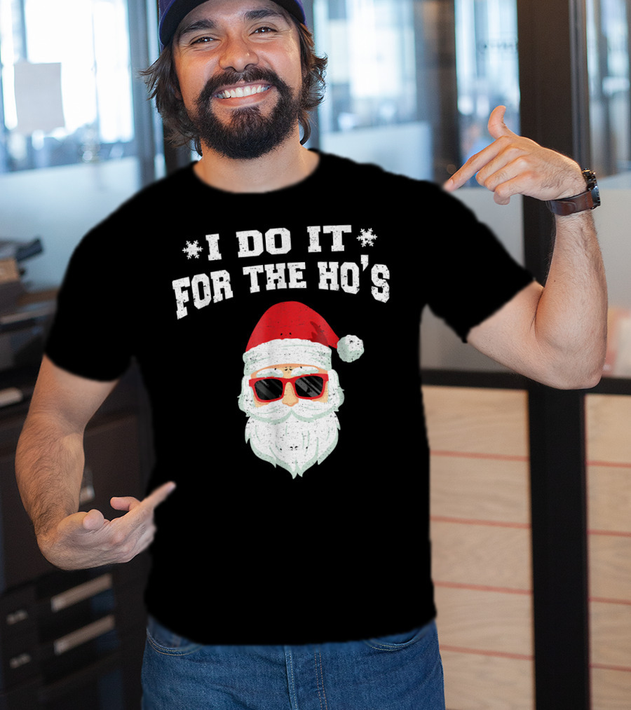 I Do It For The Ho's Funny Christmas Santa Red Hat Sunglasses T-Shirt