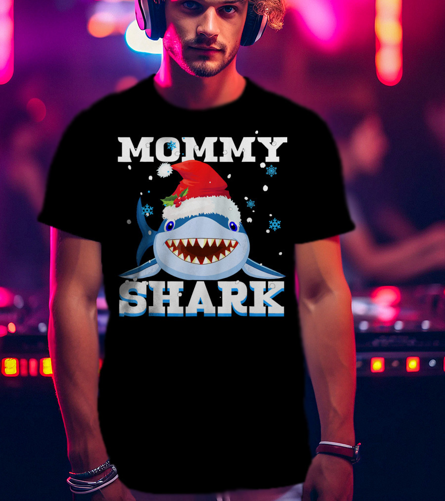 Mommy Shark Santa Hat Christmas Snowflakes T-Shirt