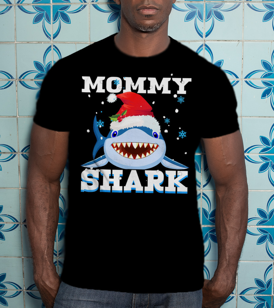 Mommy Shark Santa Hat Christmas Snowflakes T-Shirt