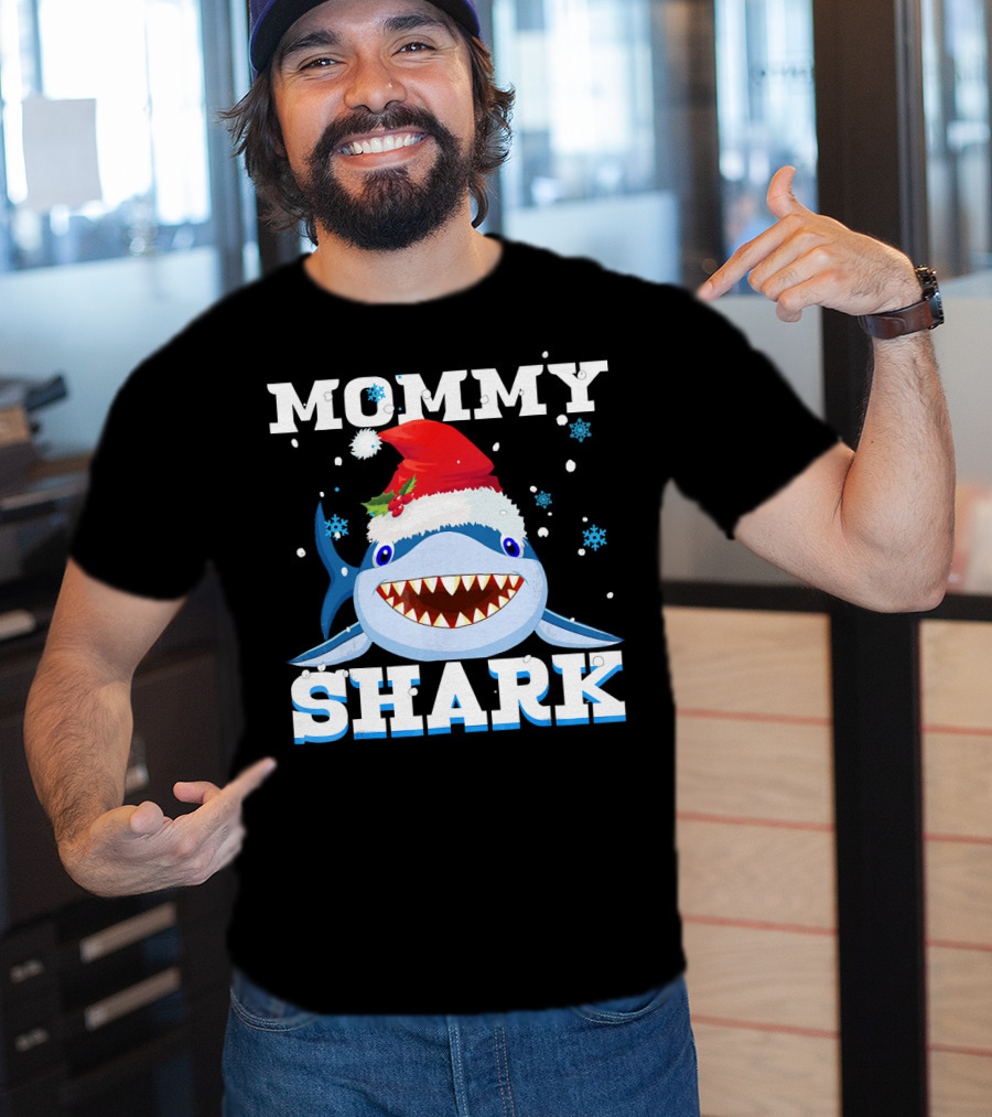 Mommy Shark Santa Hat Christmas Snowflakes T-Shirt