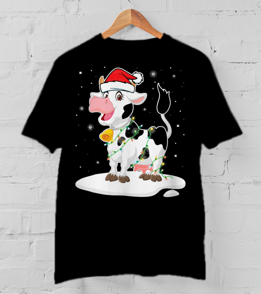 Lovely Cow Santa Xmas Lights On Snowy Tree Scene T-Shirt