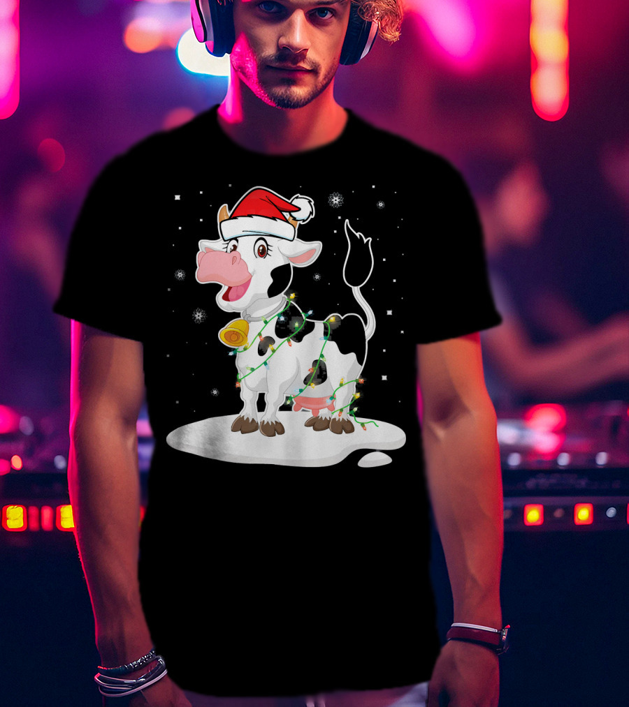 Lovely Cow Santa Xmas Lights On Snowy Tree Scene T-Shirt
