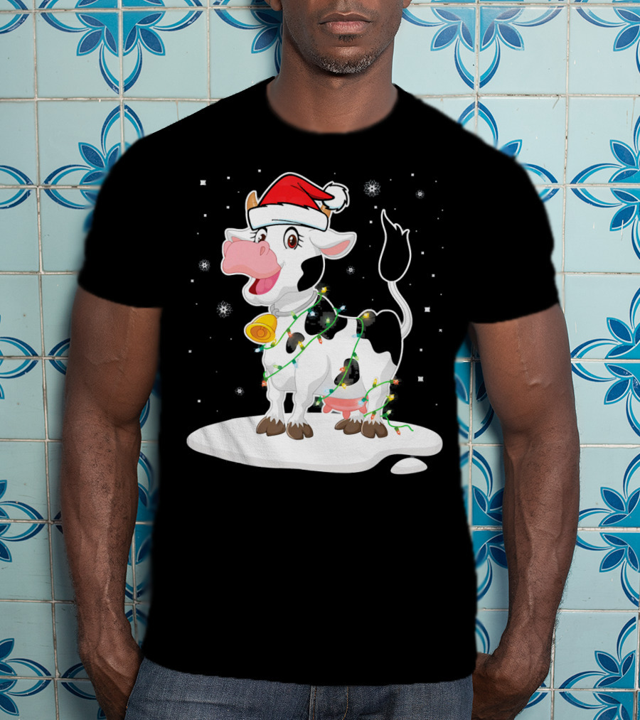Lovely Cow Santa Xmas Lights On Snowy Tree Scene T-Shirt